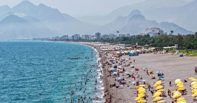 Sıcaktan bunalanlar denizde serinledi Antalya Haberleri