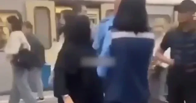 Müslüman kadınlar tesettürlerine hakaret eden adama haddini bildirdi VİDEO İZLE