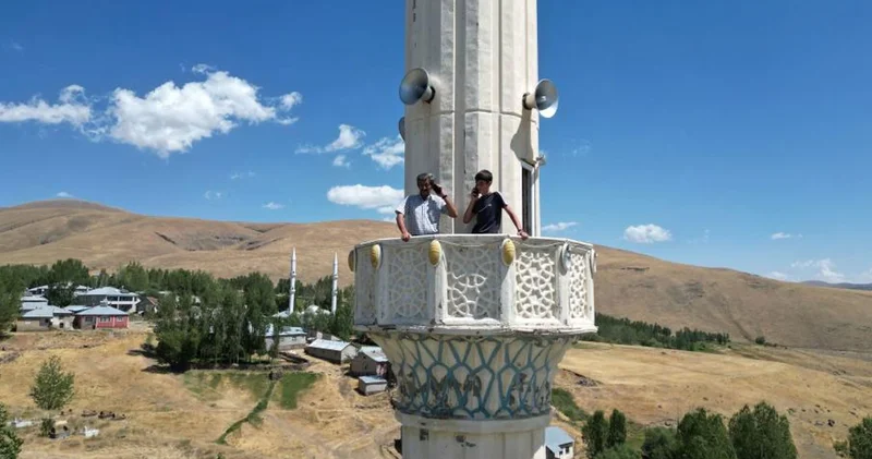 Yıl olmuş 2025: Telefonla konuşmak için minareye çıkıyorlar