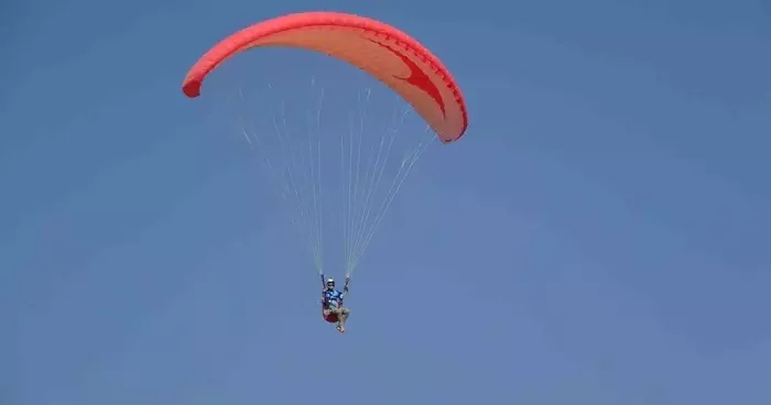 Van Gölü semalarında yamaç paraşütü heyecanı yaşandı