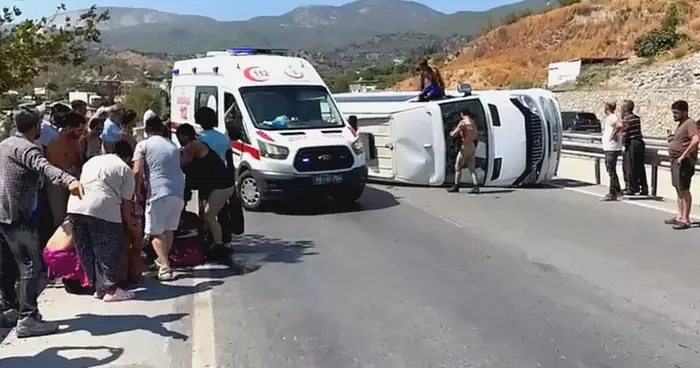 Tursitleri taşıyan midibüs devrildi! Araçta yolcular sıkıştı: 7 yaralı