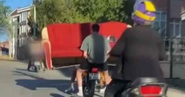 Karabük te tehlikeli yolculuk: Motosikletle koltuk taşımaya çalıştılar VİDEO İZLE