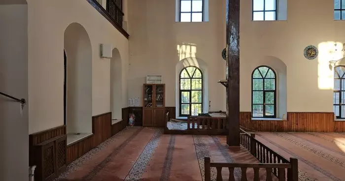 Sındırgı’daki depremde tarihi cami hasar gördü: İbadete kapatıldı!