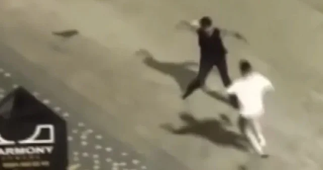 Bursa da korku dolu anlar: Önce kadını yumrukla sonra yanındaki arkadaşına bıçakla saldırdı VİDEO İZLE