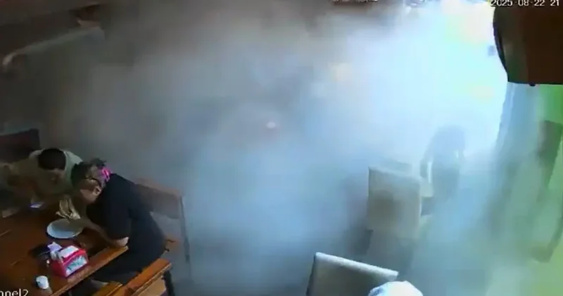 Yemek yerken neye uğradıklarını şaşırdılar! Patlayan lastik tozu dumana böyle kattı