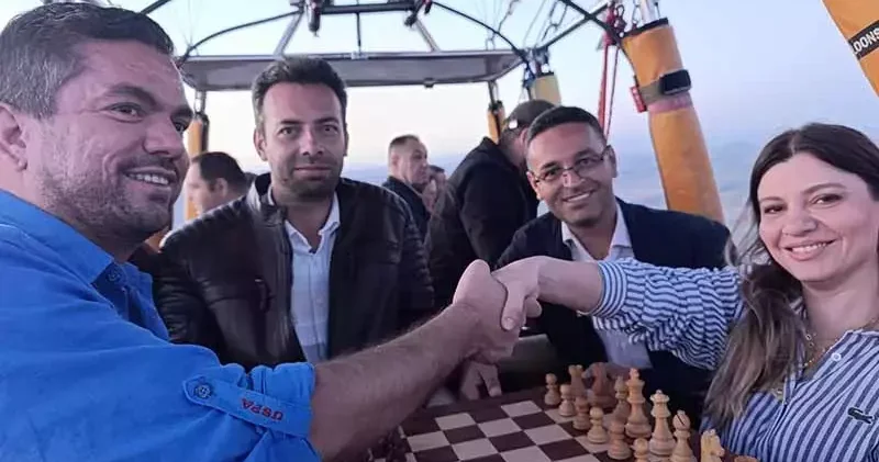Kapadokya’da gökyüzünde satranç maçı yaptılar