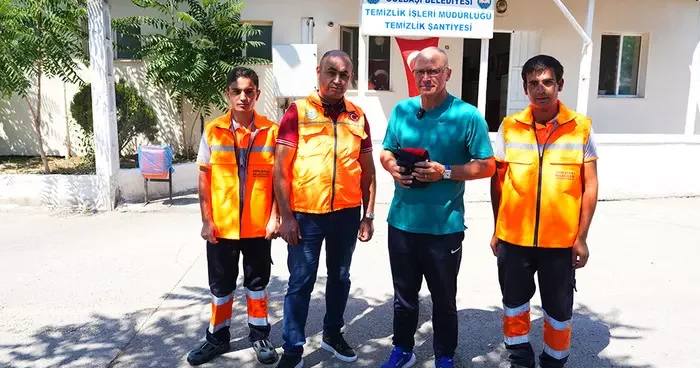 Ankara daki temizlik işçileri yol kenarında buldu! Altın ve para olan çantayı sahibine ulaştırdı