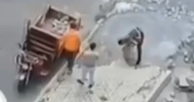 Avcılar da şok eden hırsızlık: Gündüz vakti kaldırım taşlarını çaldılar VİDEO İZLE