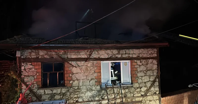 Kütahya da bir köyde yangın çıktı: 4 ev kullanılamaz hale geldi