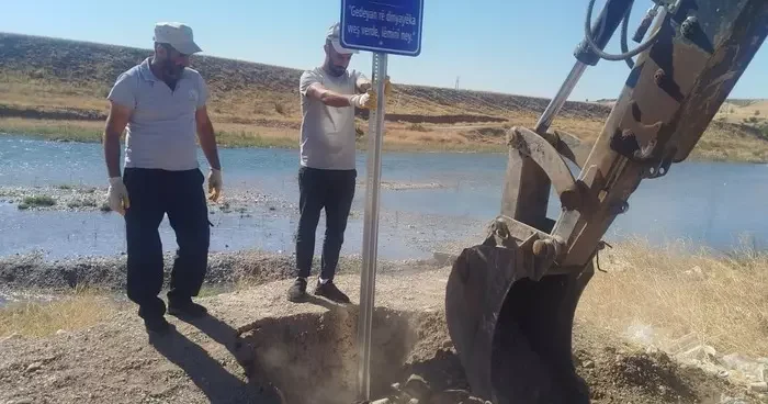 Eğil Belediyesi piknik alanlarının temiz tutulması için 3 dilde uyarı levhaları yerleştirdi