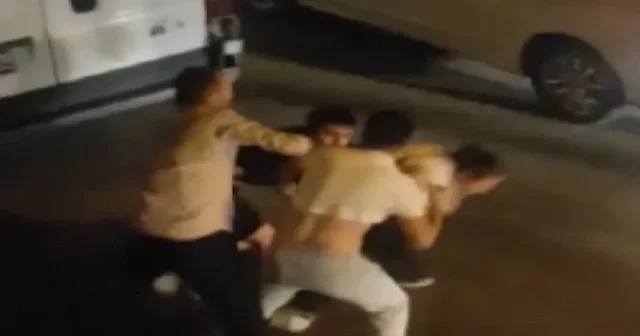 Beykoz da sözlü tartışma tartışma araçtakilerin inmesiyle yumruklu kavgaya dönüştü VİDEO İZLE