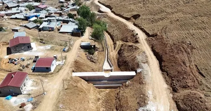 Yukarı Dikmetaş köyünde taşkın kontrol çalışmaları devam ediyor