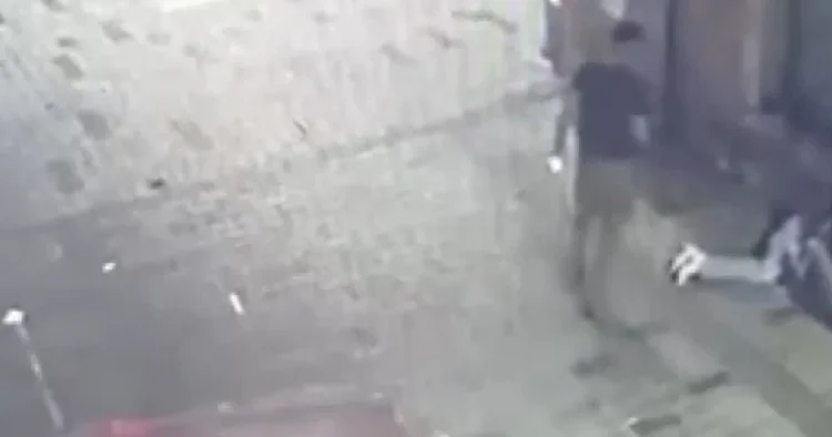 Taksim de yaşandı: Yerde uyuyan adamı gözüne kestirdi, üstünden alıp kaçtı