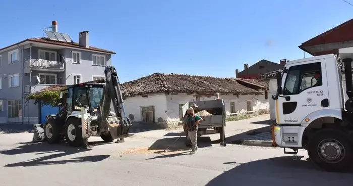 İnönü Belediyesi’nden ilçe içi yollarda bakım çalışmaları devam ediyor