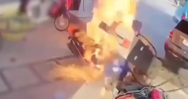 Vietnam da korku dolu anlar! Alevlerin arasında ölüm kalım savaşı kamerada