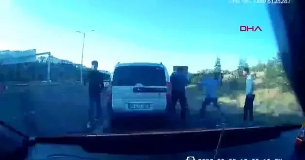 Yol verme tartışmasında taksiciyi takip edip, sopayla darbettiler