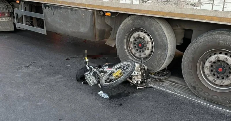 Motosiklet TIR dorsesinin altına girdi: Feci şekilde can verdi