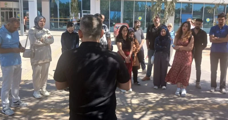 Üniversitede skandal: Derslik yok, eğitim bahçede!