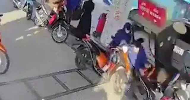 Vietnam daki akaryakıt istasyonundaki korkunç kaza kamerada VİDEO İZLE