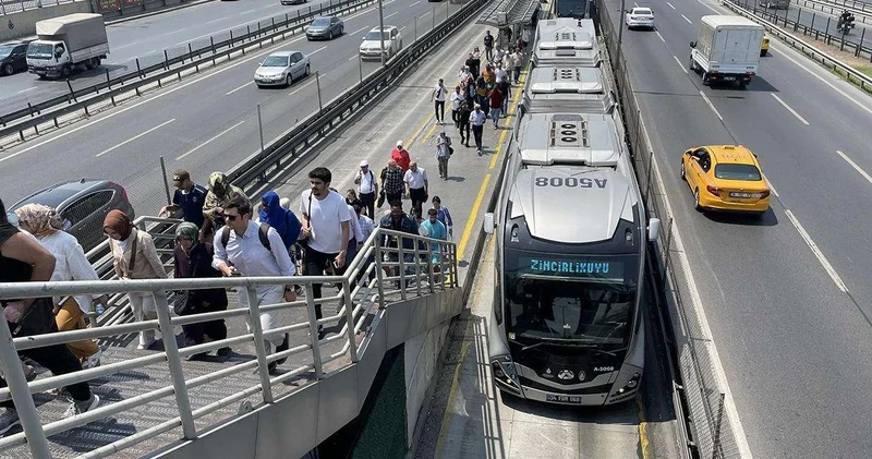 2 metrobüs durakta çarpıştı: Seferler aksadı