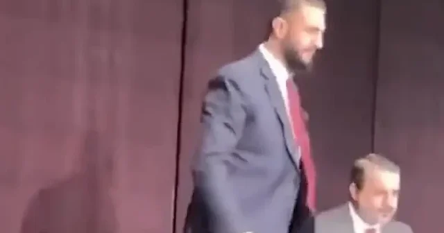Suriye Cumhurbaşkanı Şara dava arkadaşı sandalyede otururken koltukta oturmak istemedi VİDEO İZLE