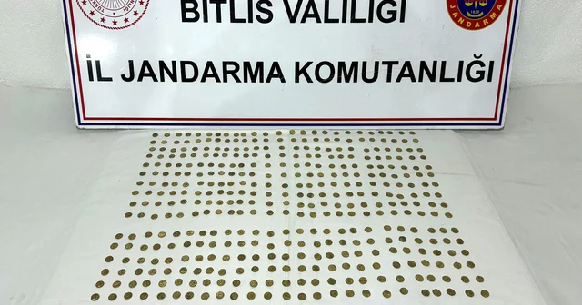 Bitlis te durdurulan otomobilde Roma dönemine ait 500 sikke ele geçirildi Bitlis Haberleri