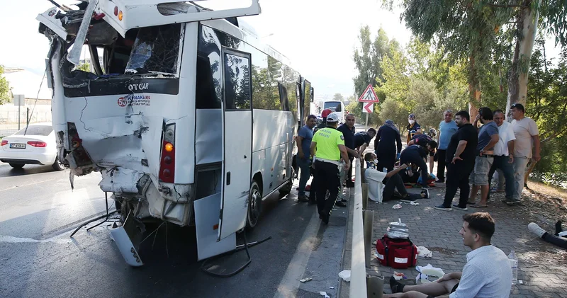 Antalya da iki midibüs çarpıştı: Çok sayıda yaralı var