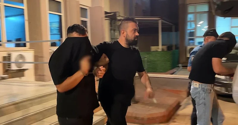 Şantaj dan tutuklanan zanlı, gazetecilere el hareketi yaptı Sözcü Gazetesi