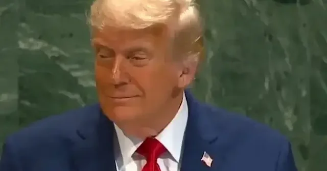 Aksilikler Trump ın peşini bırakmadı: Merdiveni bozuldu prompter ı hata verdi VİDEO İZLE