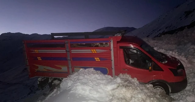 Yaylada 6 aracın üzerine çığ düştü; mahsur kalan 15 kişi kurtarıldı Rize Haberleri