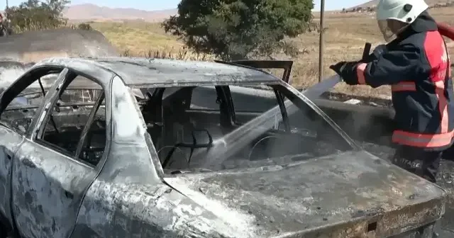 Van da alev alan otomobil itfaiye ekiplerince söndürüldü VİDEO İZLE
