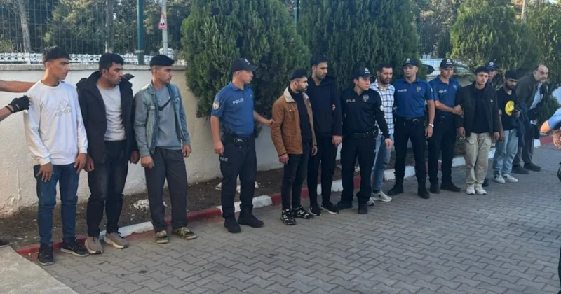 Kamyonet kasasından 15 kaçak göçmen çıktı Sözcü Gazetesi