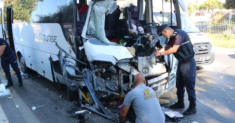 Antalya da yolcu midibüsleri birbirine girdi: Yaralılar var!