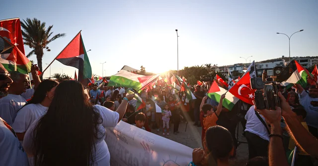 Mersin de Küresel Sumud Filosu nu selamlama etkinliği düzenlendi Mersin Haberleri