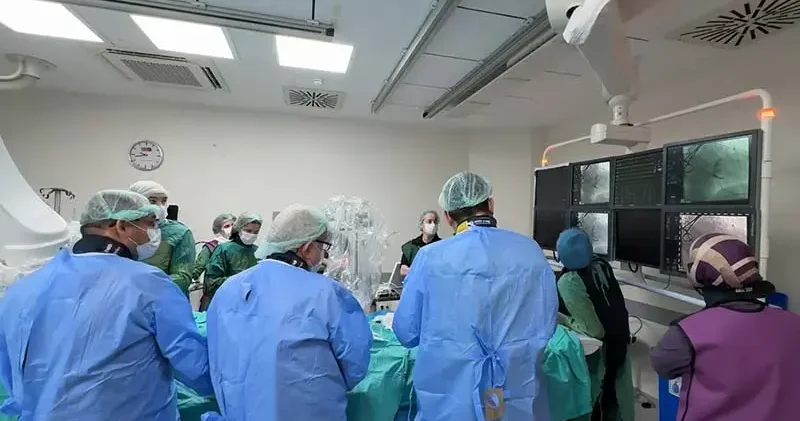 Kalp kapakçığındaki kaçak, köprücük kemiğindeki toplardamardan kalbe ulaşılarak tedavi edildi