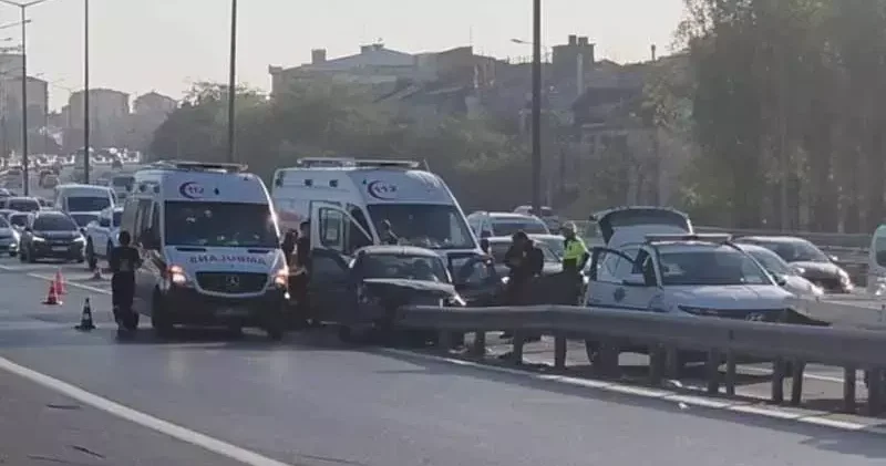Gaziosmanpaşa da otomobil bariyerlere çarptı: 4 yaralı