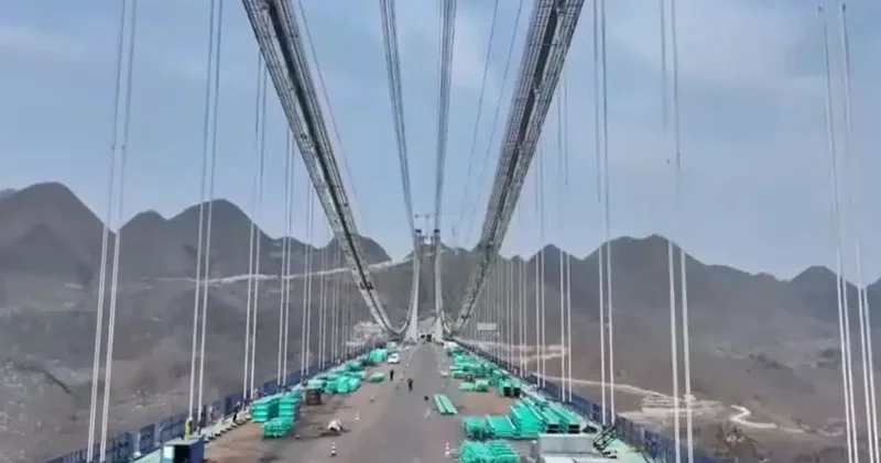 Çin dünyanın en yüksek köprüsünü inşa etmek için iki dağı traşladı!