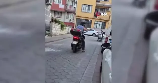 Sokak ortasında dehşet anları! Saldırdıkları kişiyi sırtından bıçakladılar