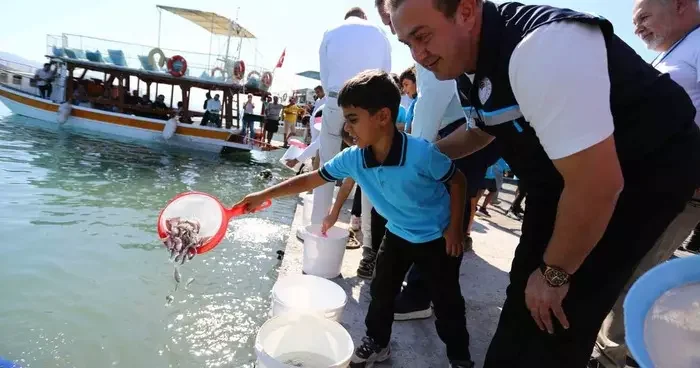 Milas Boğaziçi’ne 150 bin çipura ve 10 bin levrek yavrusu bırakıldı