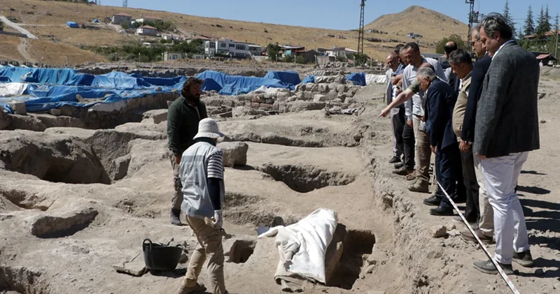 İç Anadolu nun en büyük mozaik kazı çalışmasında bulundu; çocuk ve yetişkinlere ait