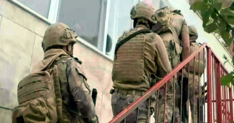 İzmir de terör operasyonu: FETÖ şüphelisi 10 kişi yakalandı
