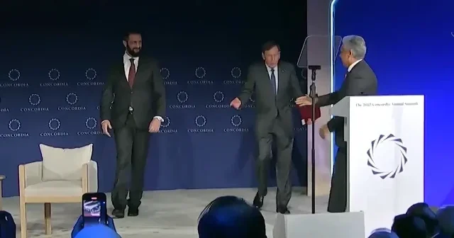 Eski CIA Direktörü Petraeus yıllar önce başına 10 milyon dolar ödül koyduğu Ahmed Şara yı böyle karşıladı VİDEO İZLE