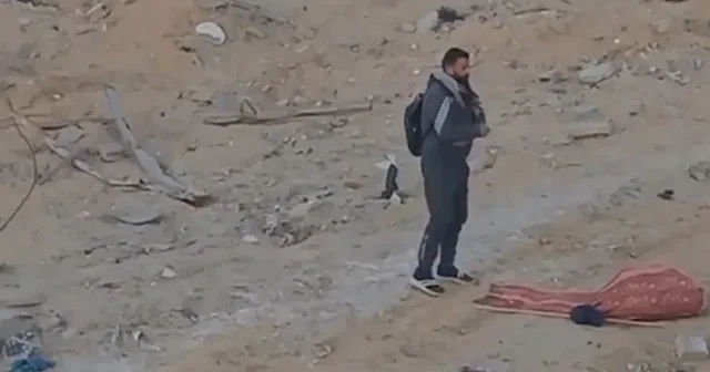 Yıkıntıların içinde namaz kılan Gazzeli adam Filistinli Müslümanların asla bitmeyen inançlarını simgeledi VİDEO İZLE