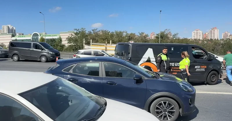 TEM Otoyolu’nda kazada savrulan minibüs, peçete satan engelli kişiye çarptı