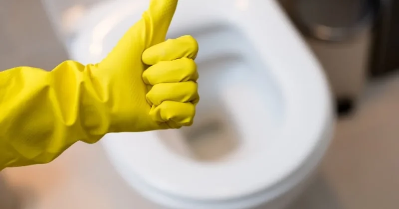 Tuvaletlerdeki sarı lekeleri ve kireçlenmeyi anında yok ediyor! Çamaşır suyundan 10 kat daha etkili olan o malzeme...