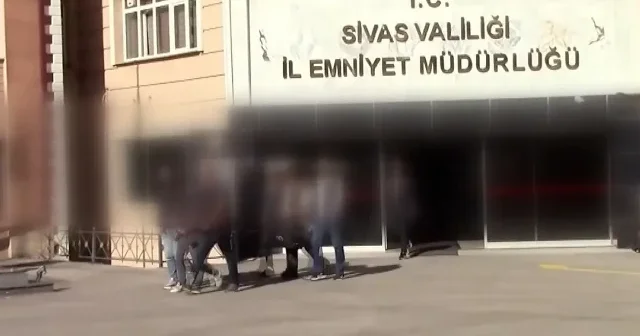 Sivas ta FETÖ nün öğrenci yapılanmasına yönelik soruşturma kapsamında 4 şüpheli yakalandı VİDEO İZLE
