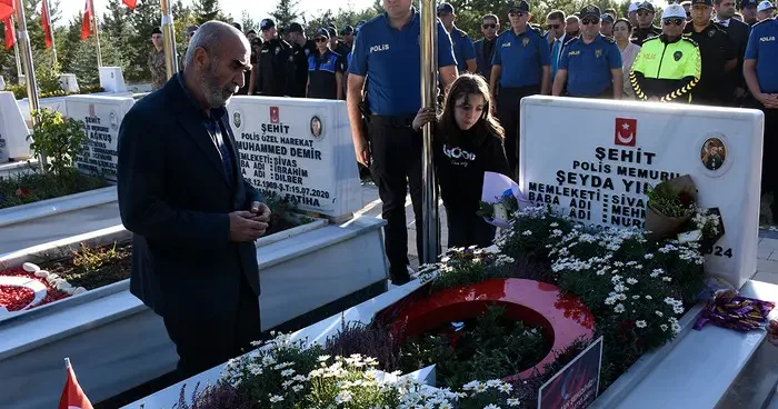 Şehit polis Şeyda Yılmaz, kabri başında anıldı! Kabrine çiçek bıraktılar