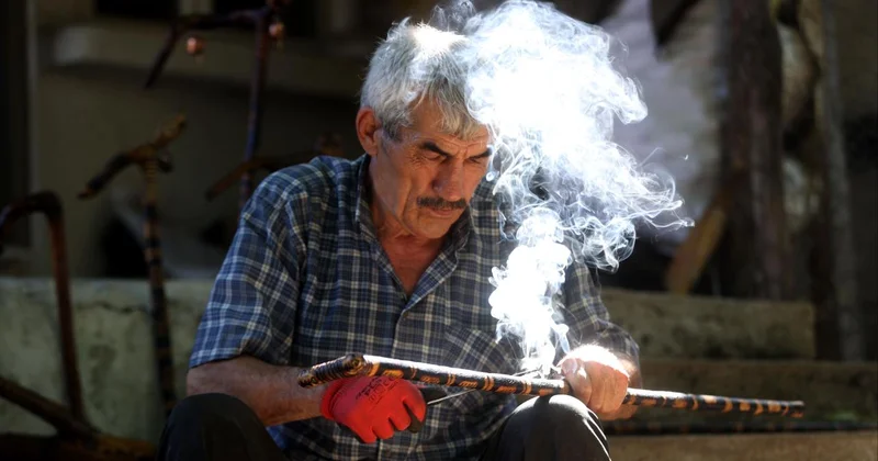 Doğadan topladığı ağaç dallarını hayvan figürlü bastonlara dönüştürüyor