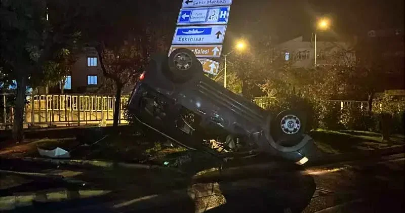 Minibüs ile çarpışan hafif ticari araç takla attı; 1 ölü, 5 yaralı