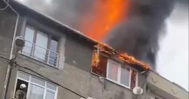 Ataşehir de 5 katlı binanın çatı katında çıkan yangın söndürüldü VİDEO İZLE